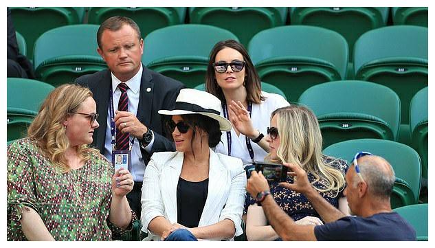 而且迫使他 而且迫使他